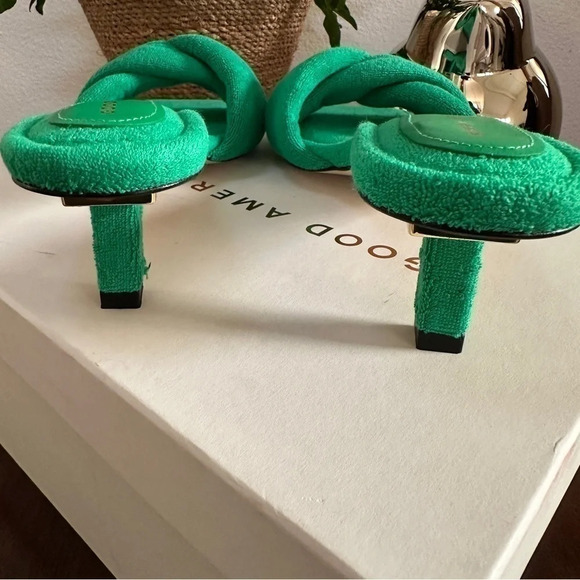 Good American Slides in Grass Green Terrycloth - NWT - Size 10 - Picture 4 of 4
